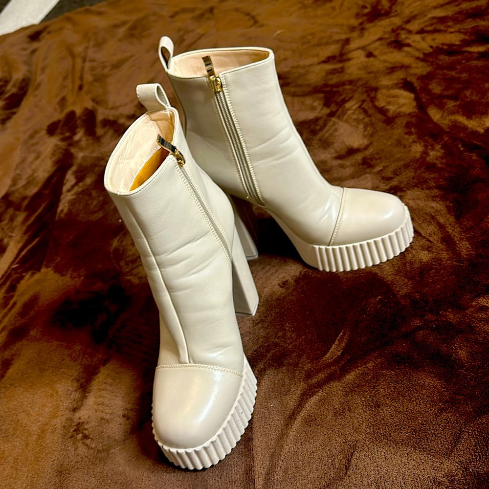 Neutral but Sazzyyyy!!! Enjoy the hills on a rainy day, why not?